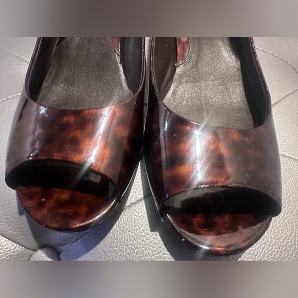 EUC Cole Haan Tortoise Patent Peep Toe Wedge 11 M - Picture 2 of 8